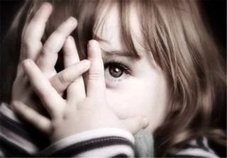 با کودکان منزوی و خجالتی خود چگونه رفتار کنیم؟