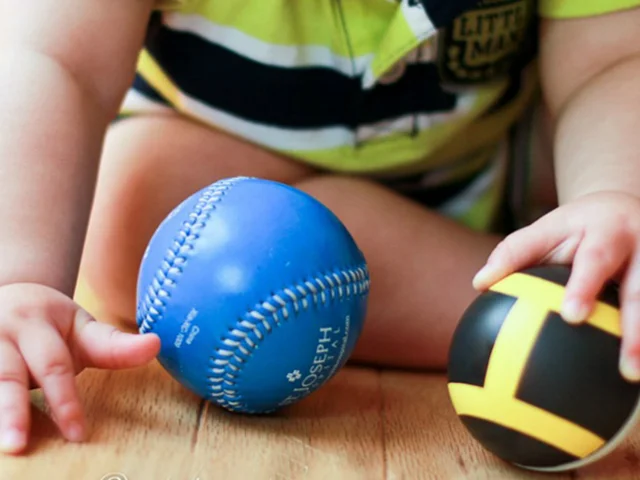 انواع بازی با توپ در خانه برای کودکان